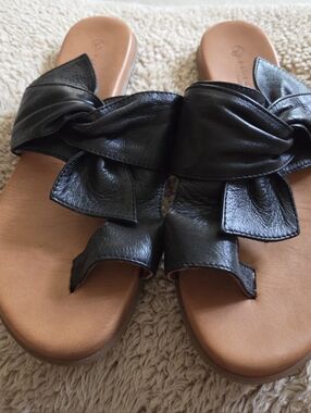 Unity In Diversity Black Leather Knot Toe Sandals, 9